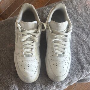 Nike Men's Cream Sneakers